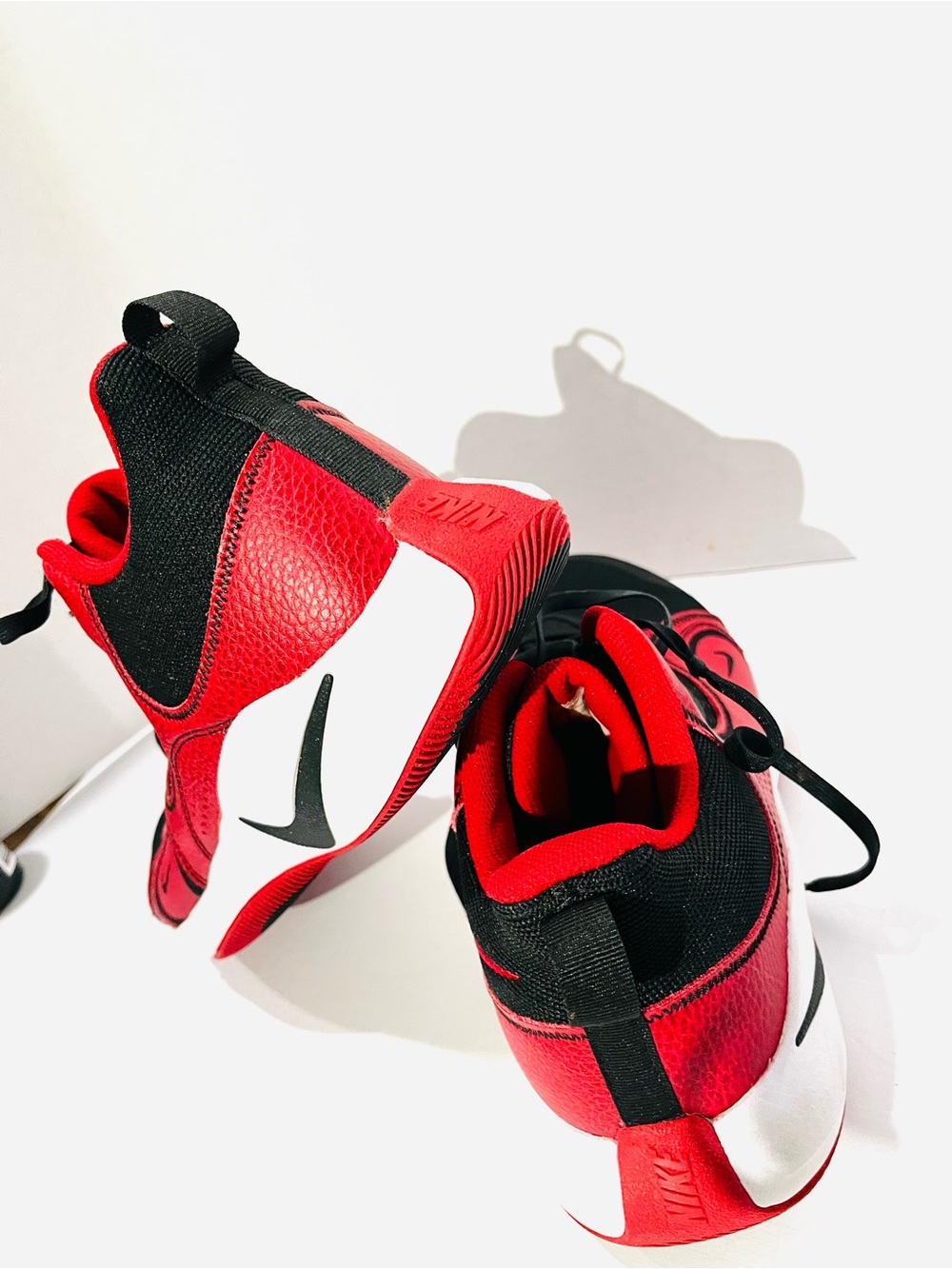 Nike Men’s FLY BY 2 Mid Low-Top Basketball Shoes. Black& Red. SIZE 11 - Picture 2 of 10